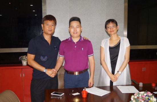 勁家莊董事總經(jīng)理周港富(左)、副總經(jīng)理?xiàng)罘f瑜(右)、稻香十里總經(jīng)理曲清軍(中)成功簽約合影留念